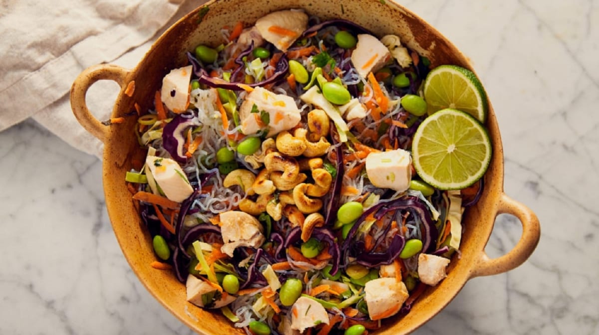 Salada Tailandesa Low‐Carb de Noodles e Frango