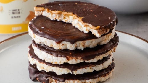 Bolachas de arroz com manteiga de amendoim e chocolate