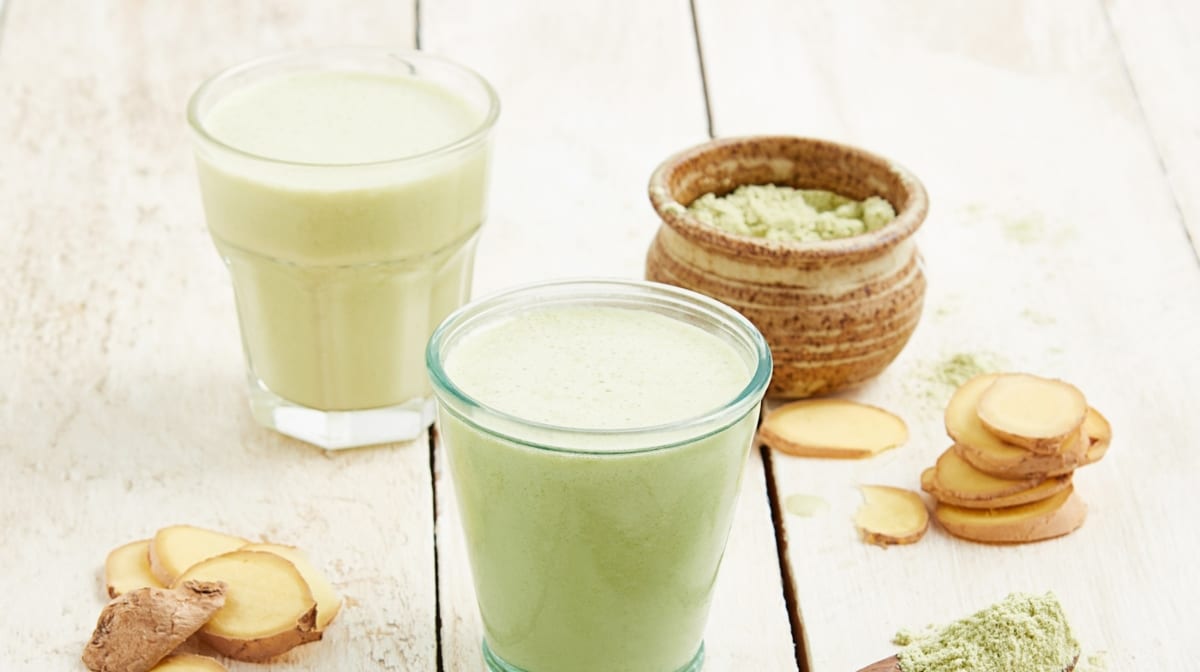 Smoothie de whey de matcha, pêssego e gengibre