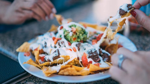 Nachos uit de oven met kaas & sweet chili sauce