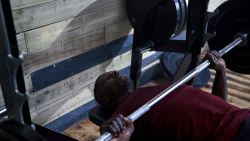 Trainingsschema voor een sterkere bankdruk | Verhoog je 1 rep max