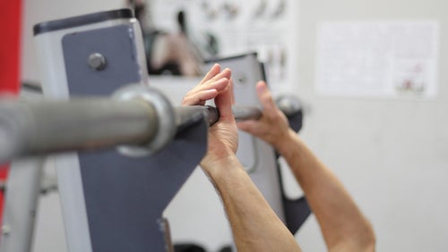 Hoe de close grip bench press te doen | Techniek en variaties