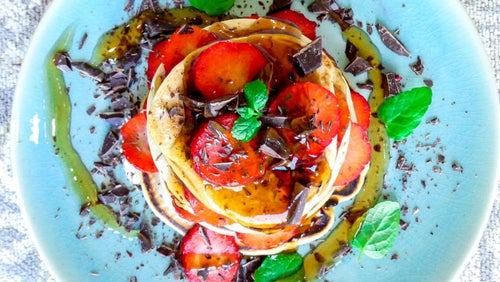 Fluffy pancakes met aardbei, chocolade en maple siroop
