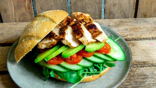 Broodje gegrilde kip met suikervrije peri peri saus