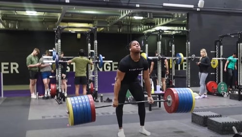 19-jarige deadlift 300 kg terwijl de hele sportschool kijkt