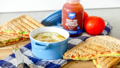 Ei-pannetje uit de oven met een avocado-tomaat tosti