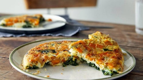 Frittata z Patelni z Batatów z Jarmużem i Cebulą | Przepis