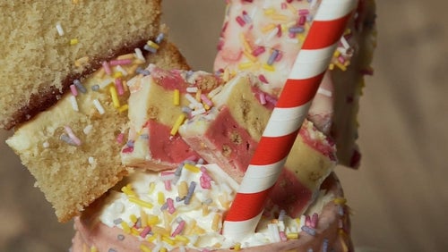 Przepis na Freakshake Urodzinowy z 6 Warstwowym Batonikiem!