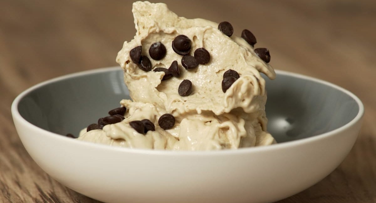 Zdrowe lody w miseczce