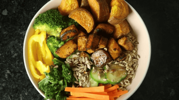 Wegańska Buddha Bowl z Tofu i Batatami