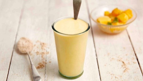 Obudź się, Szejk z serwatką białka Matcha, brzoskwini i imbiru