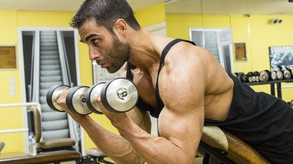 Ako správne cvičiť spider zdvihy na šikmej lavici | Cvik na biceps a ruky
