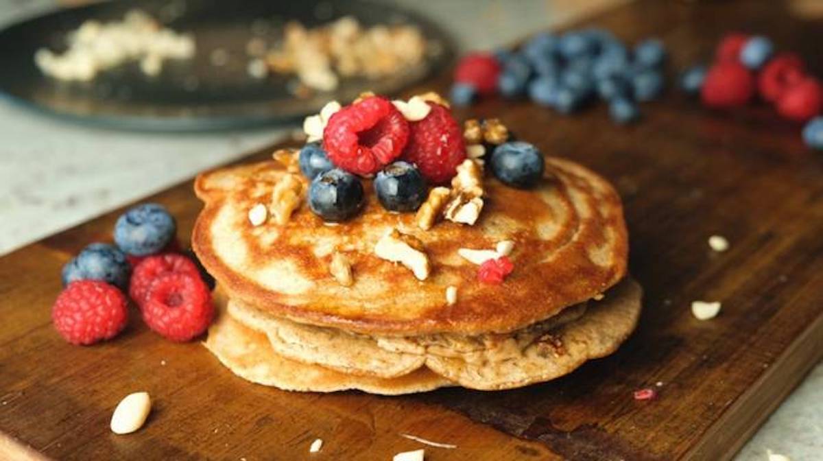 Proteinpannkakor fyllda med jordnötssmör