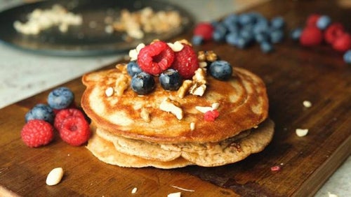 Proteinpannkakor fyllda med jordnötssmör