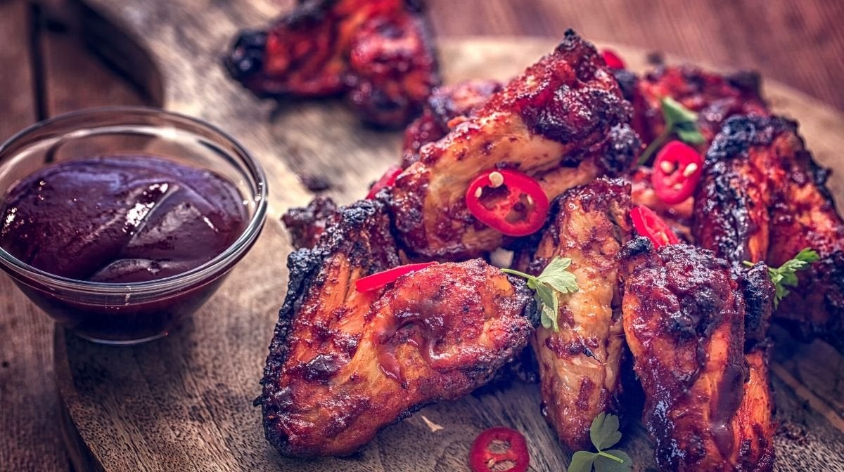 Grilled barbecue chicken wings with dipping sauce | Gillette UK