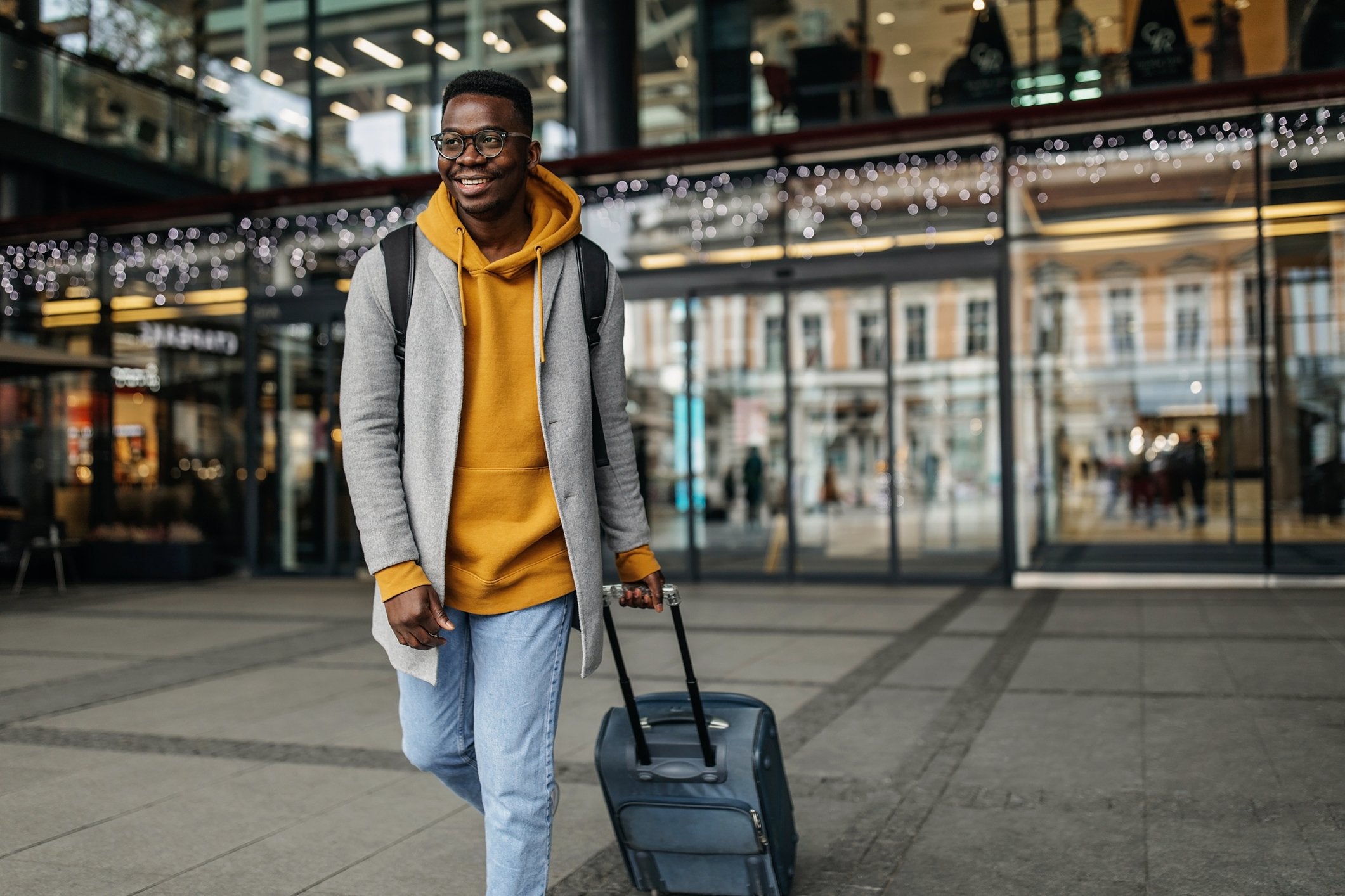 A man leaves the airport with the best shaving set packed in his suitcase | Gillette UK