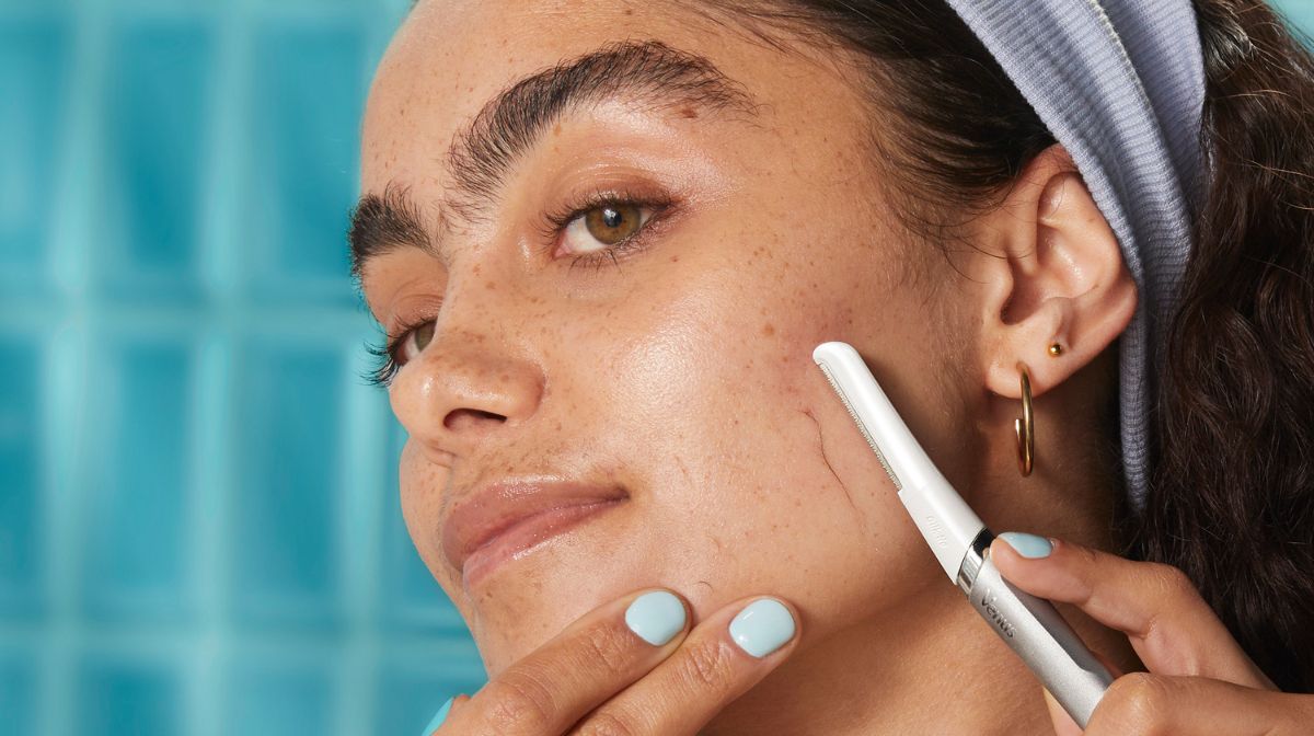 Woman uses a dermaplaning tool | Gillette Venus UK