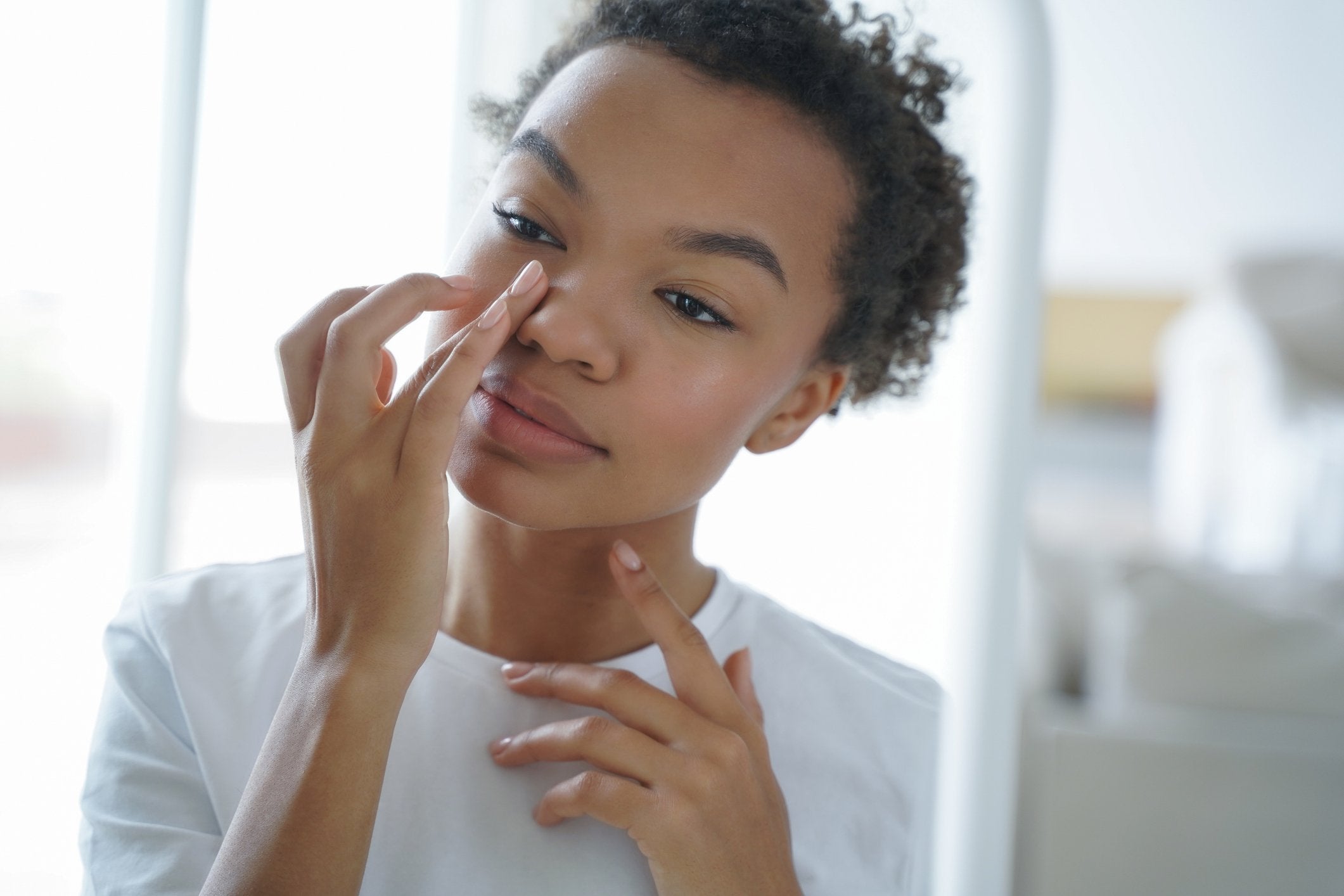 Woman applying Dermaplaning Cleansing Primer to her face | Gillette Venus UK