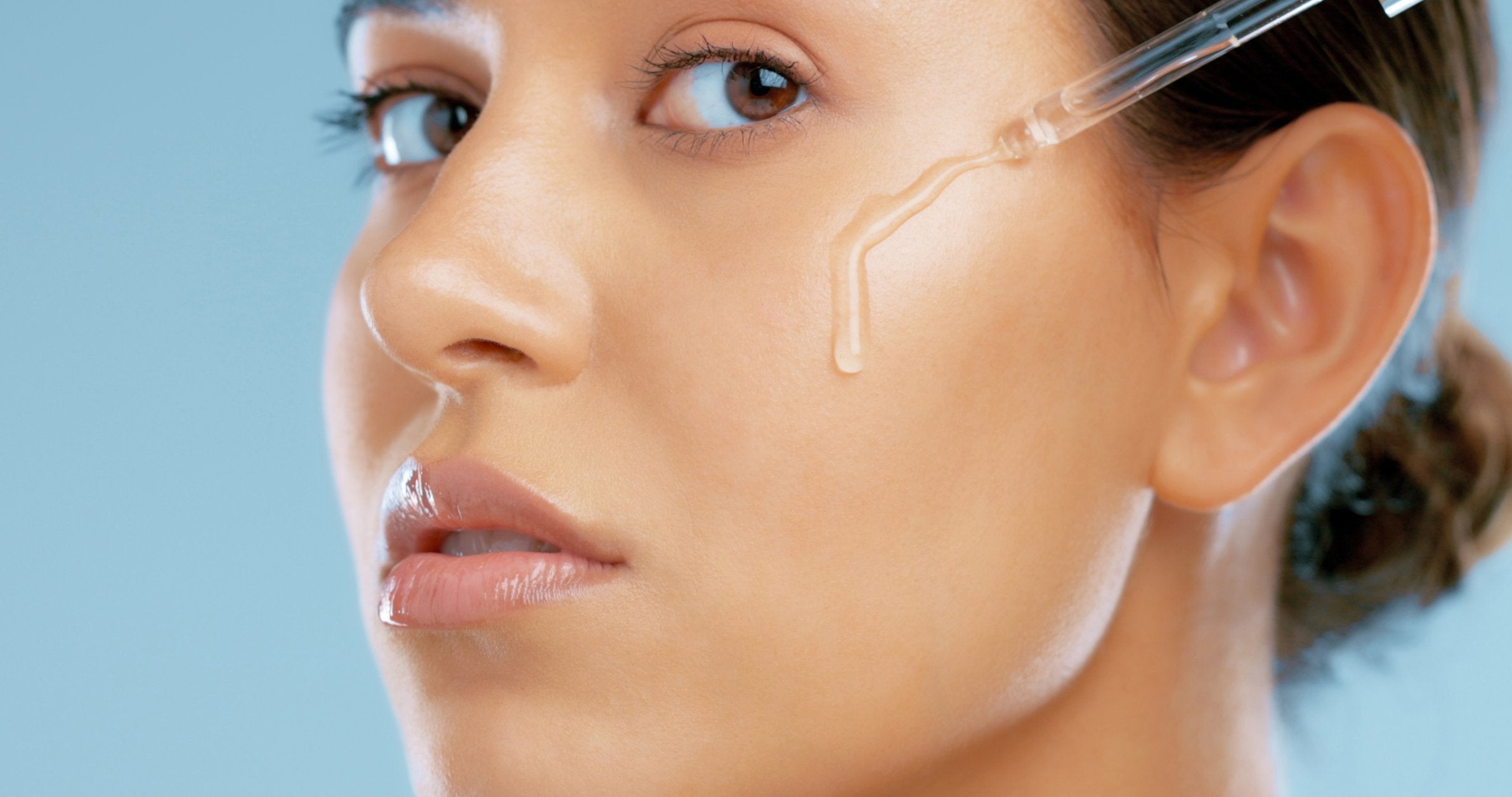 Woman applying hydrating facial serum for post-dermaplaning care | Gillette Venus UK
