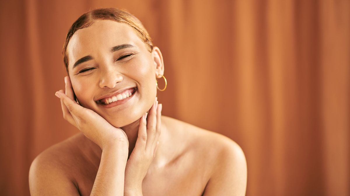 A woman smiles with no facial hair after dermaplaning to improve makeup application | Gillette Venus UK