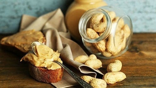 6 gezondheidsvoordelen van pindakaas en hoe je er meer van kunt eten