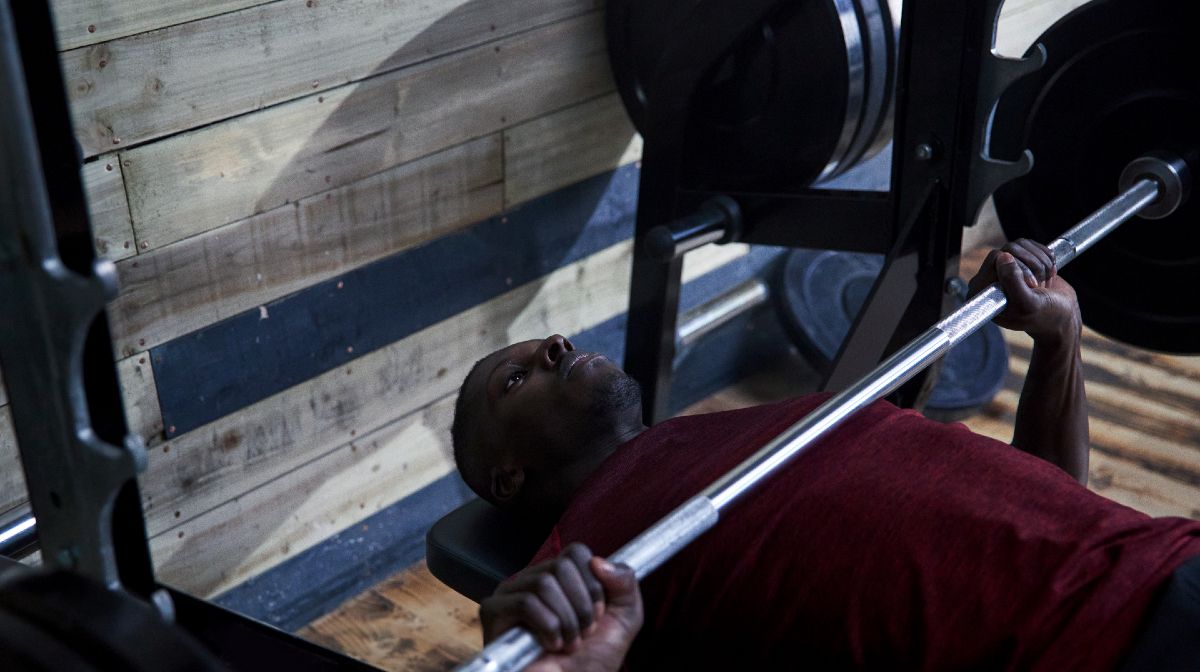 Trainingsschema voor een sterkere bankdruk | Verhoog je 1 rep max