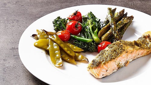 Losos s pestem – meal prep z jednoho plechu | Jídla zlepšující náladu