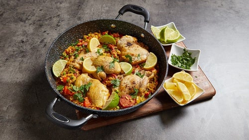 Paella s kuřecím a chorizem