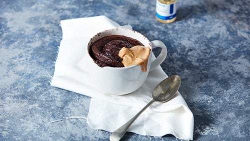Minutový karamelový lepkavý mug cake