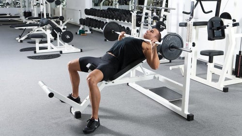 Ovládni bench press na šikmé lavici: technika, výhody a variace