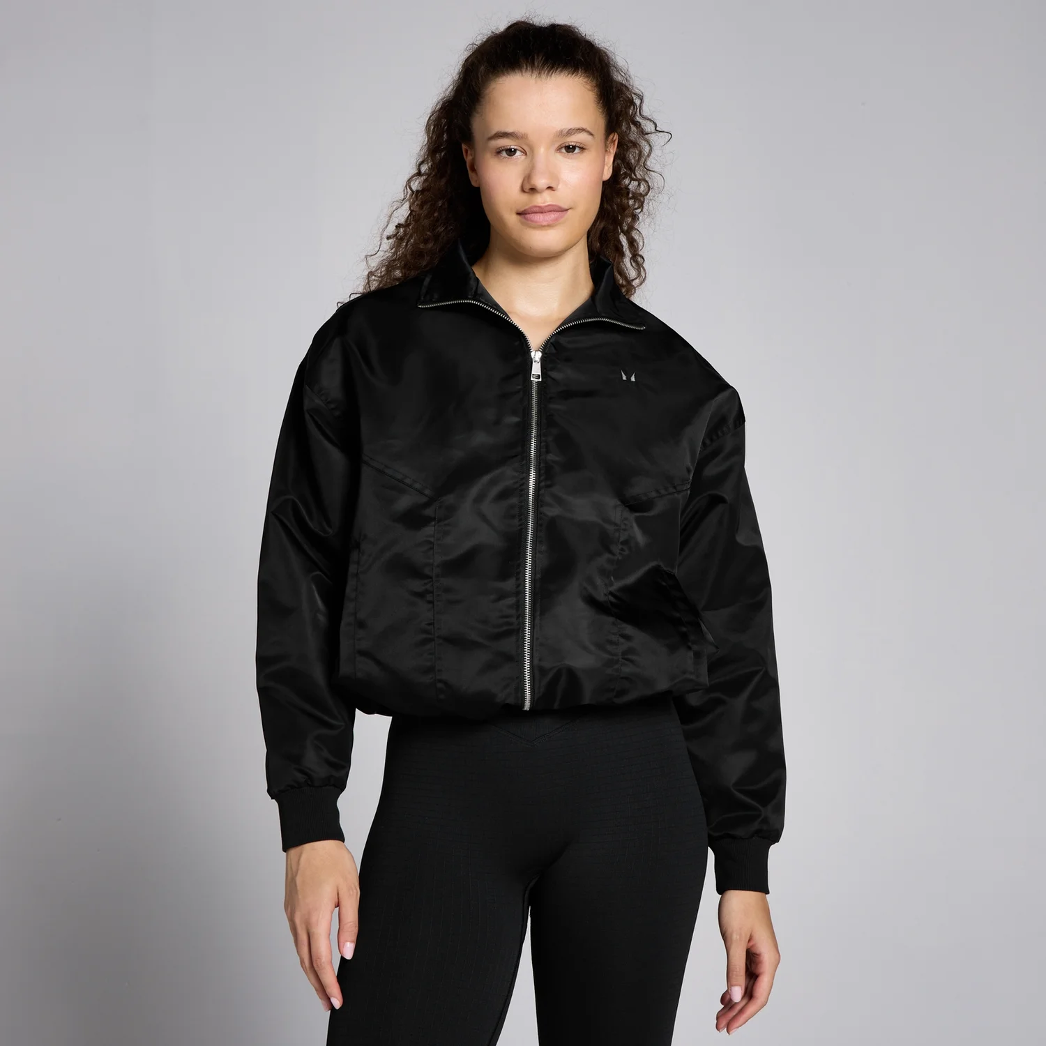 Megan bomberjack dames | Verkort gevoerd bomberjack met boxy pasvorm e Megan bomberjack dames | Verkort gevoerd bomberjack met boxy pasvorm e